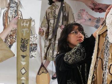 Девушка из Испании изучает историю казахов через орнамент на одежде